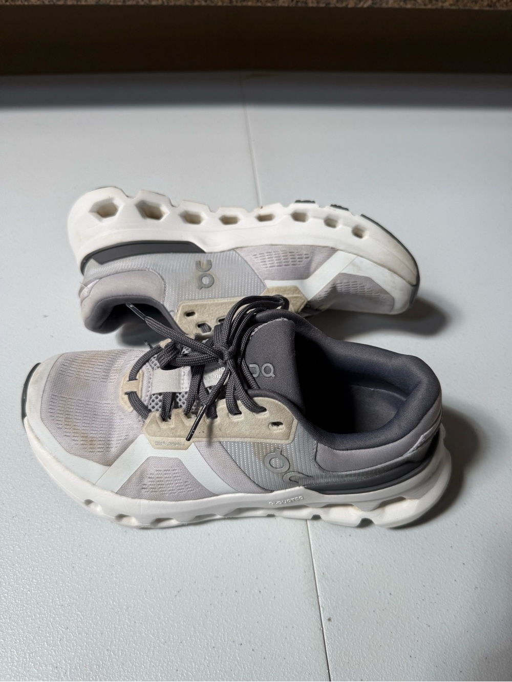 On Running On Cloundrunner 2 Sneakers - Gray/White